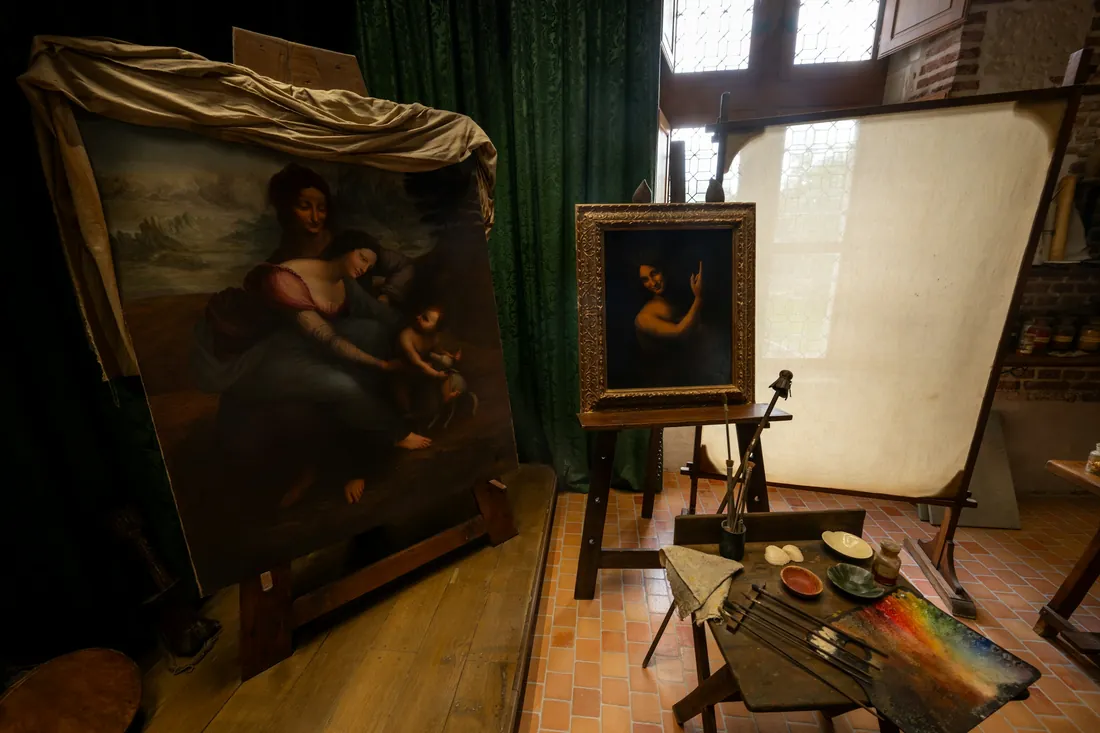 Dva obrazy postavené v ateliéru u zdi, připravené k průzkumu před restaurátorským zásahem